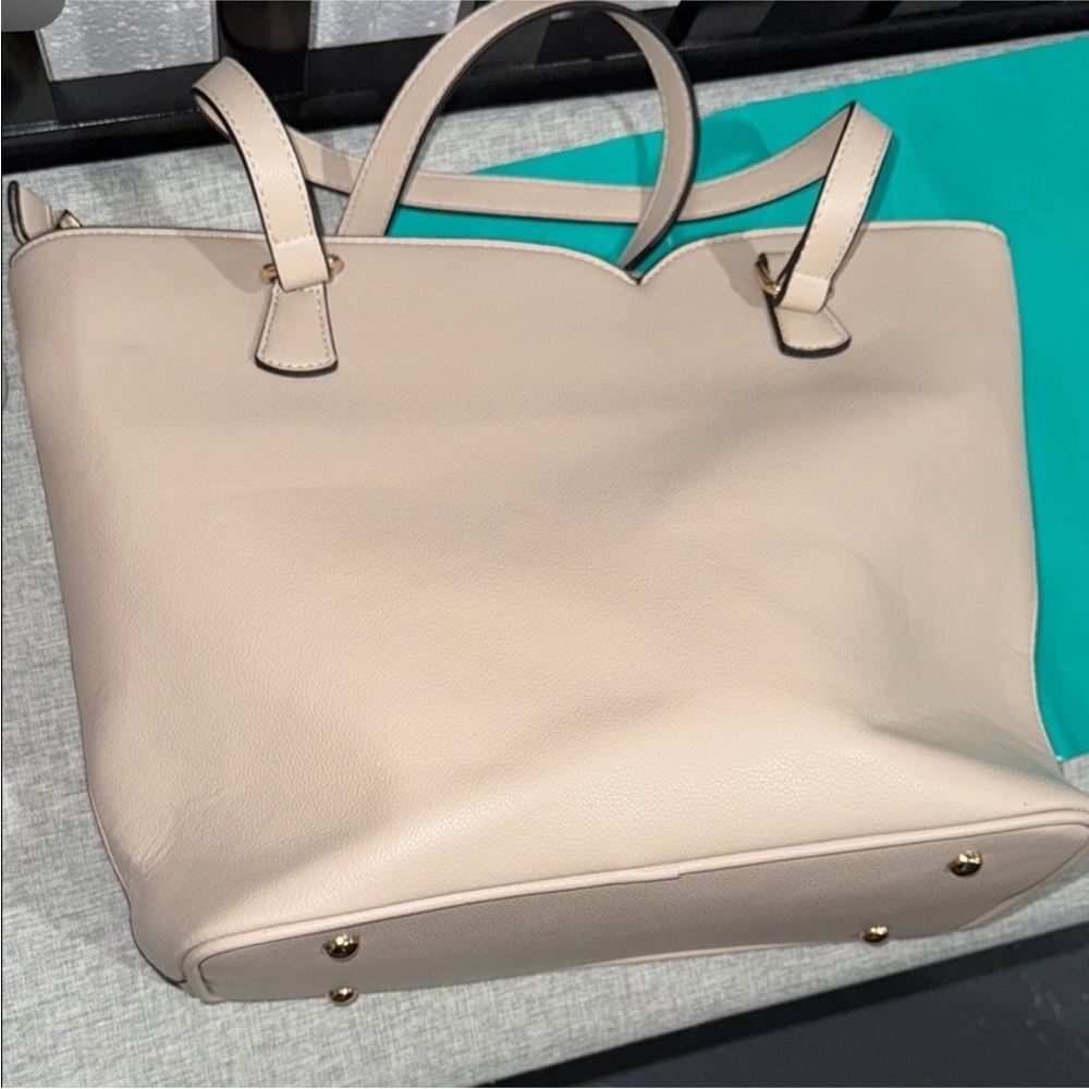 Badgley Mischka Beige and White Shoulder Bag - Picture 2 of 3